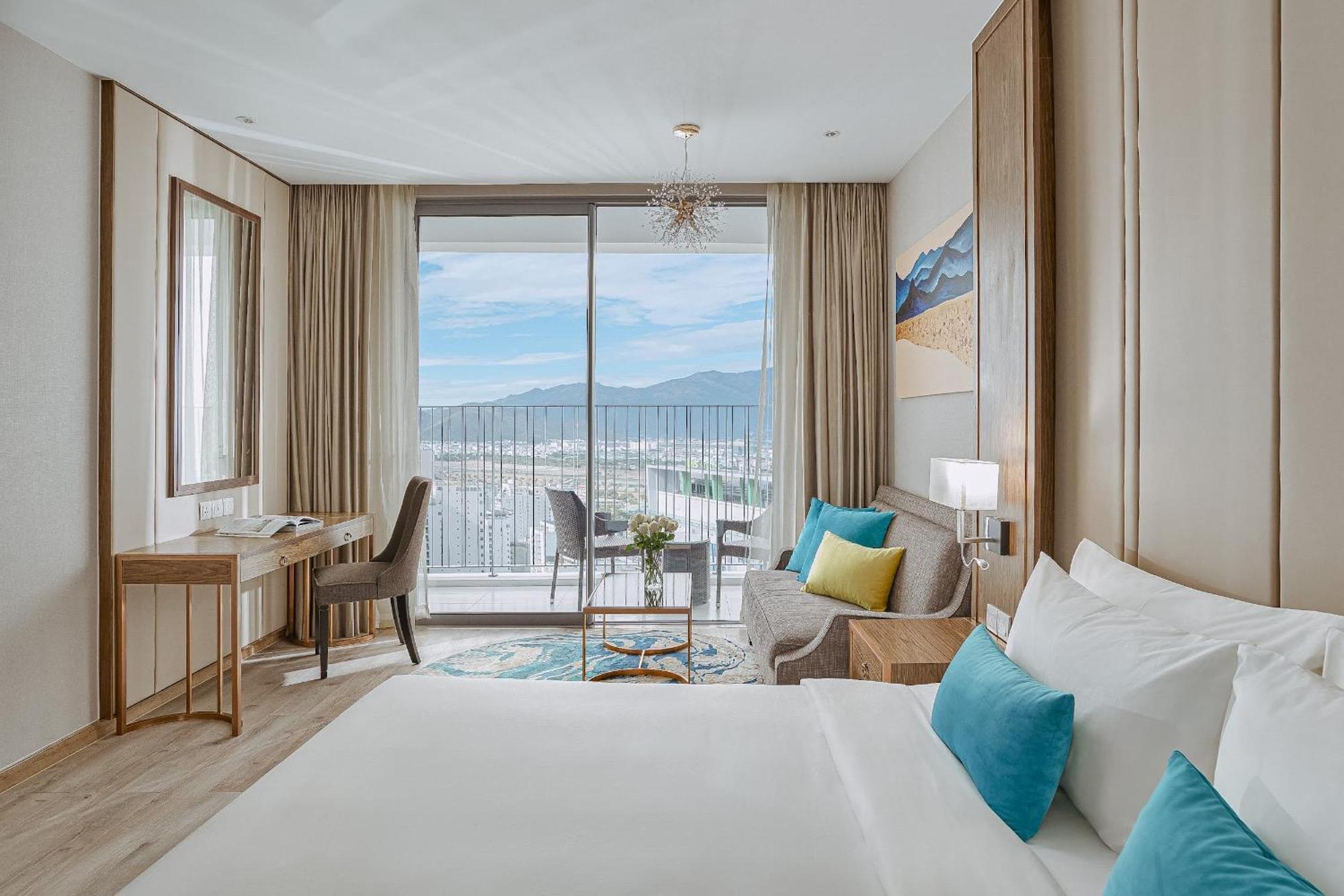 Coastal Panorama Oceanfront Suites Нячанг Экстерьер фото
