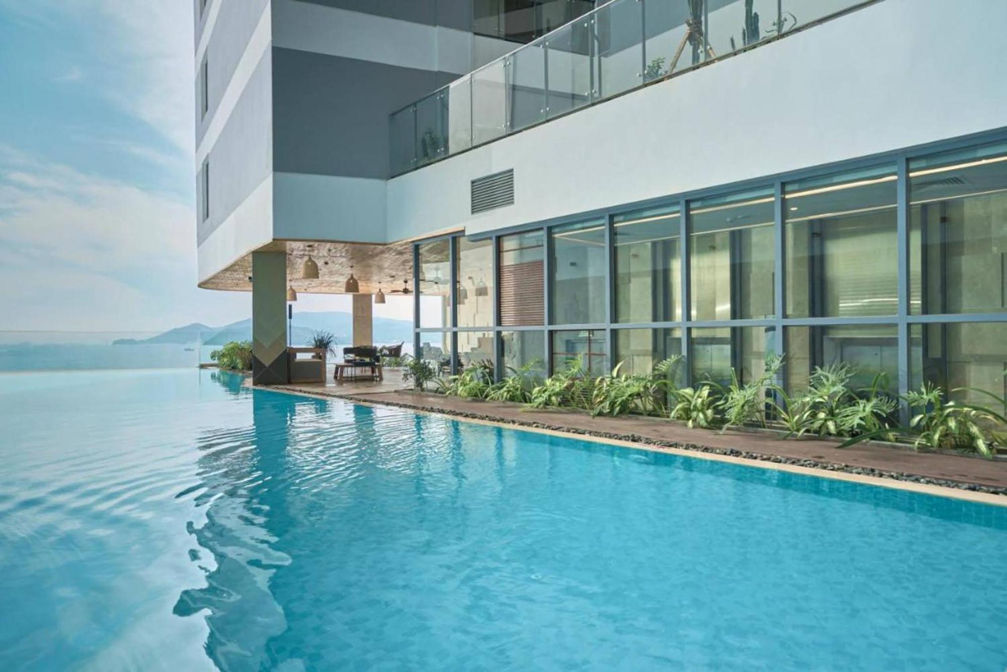 Coastal Panorama Oceanfront Suites Нячанг Экстерьер фото