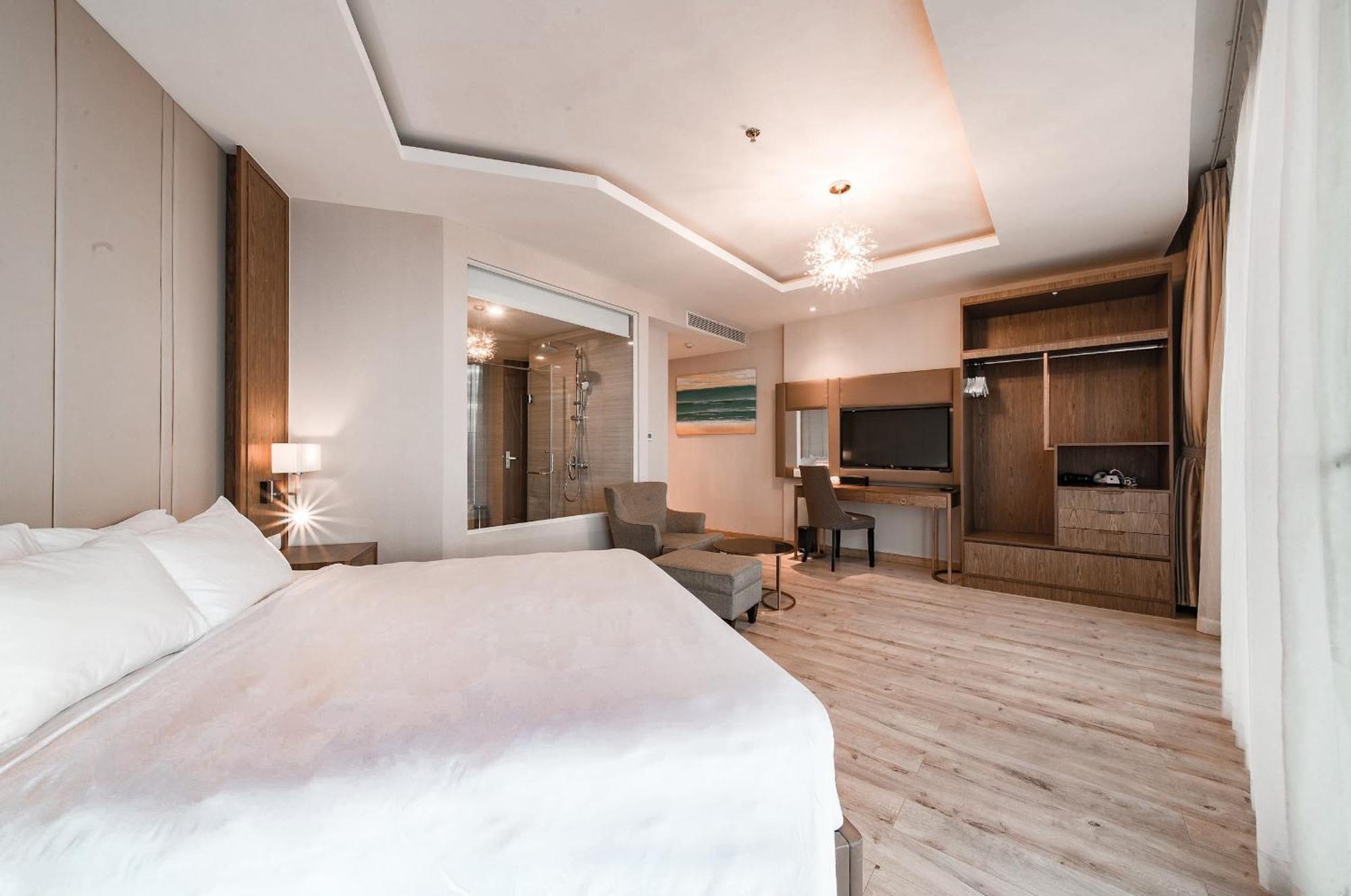 Coastal Panorama Oceanfront Suites Нячанг Экстерьер фото