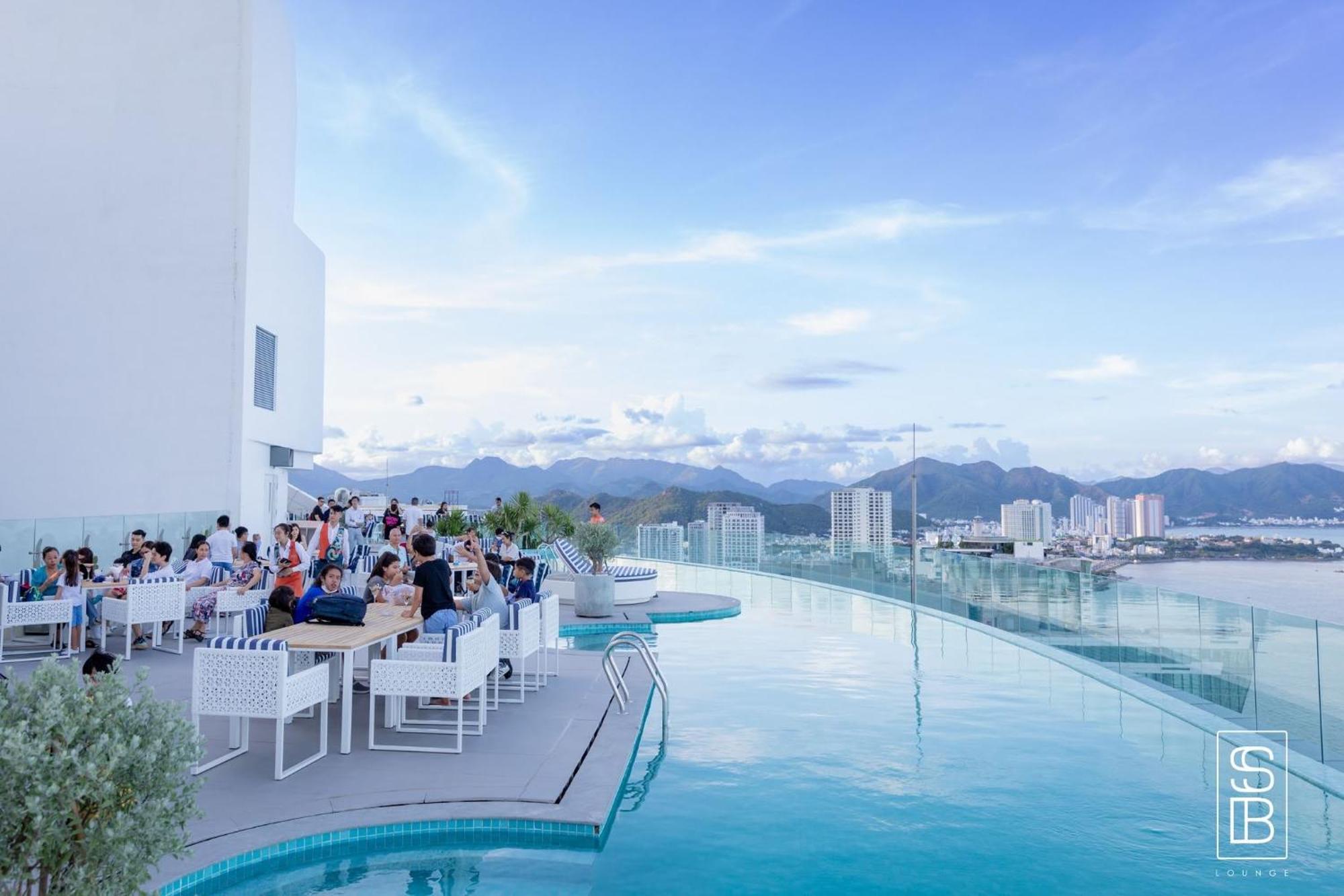 Coastal Panorama Oceanfront Suites Нячанг Экстерьер фото