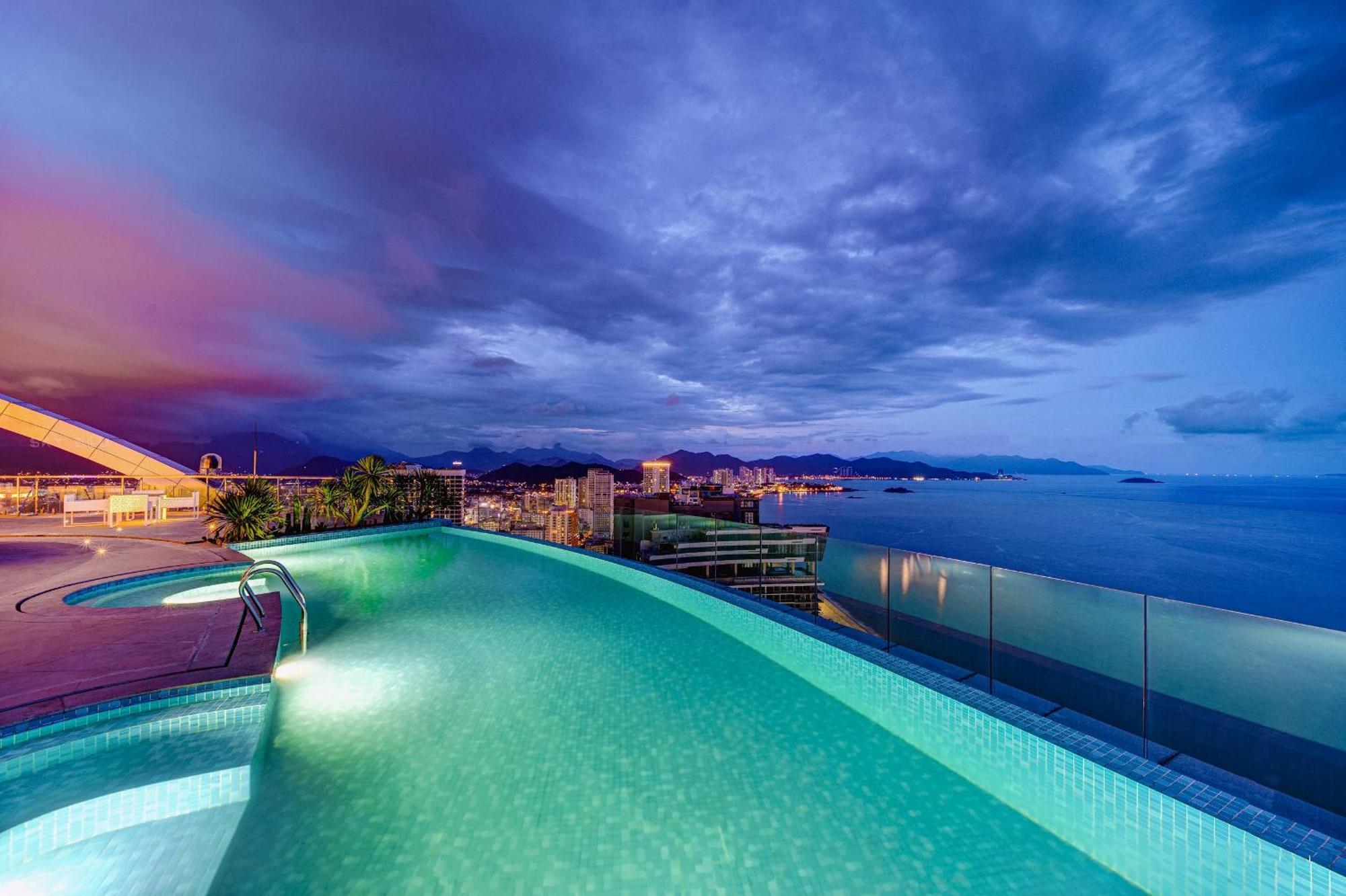 Coastal Panorama Oceanfront Suites Нячанг Экстерьер фото