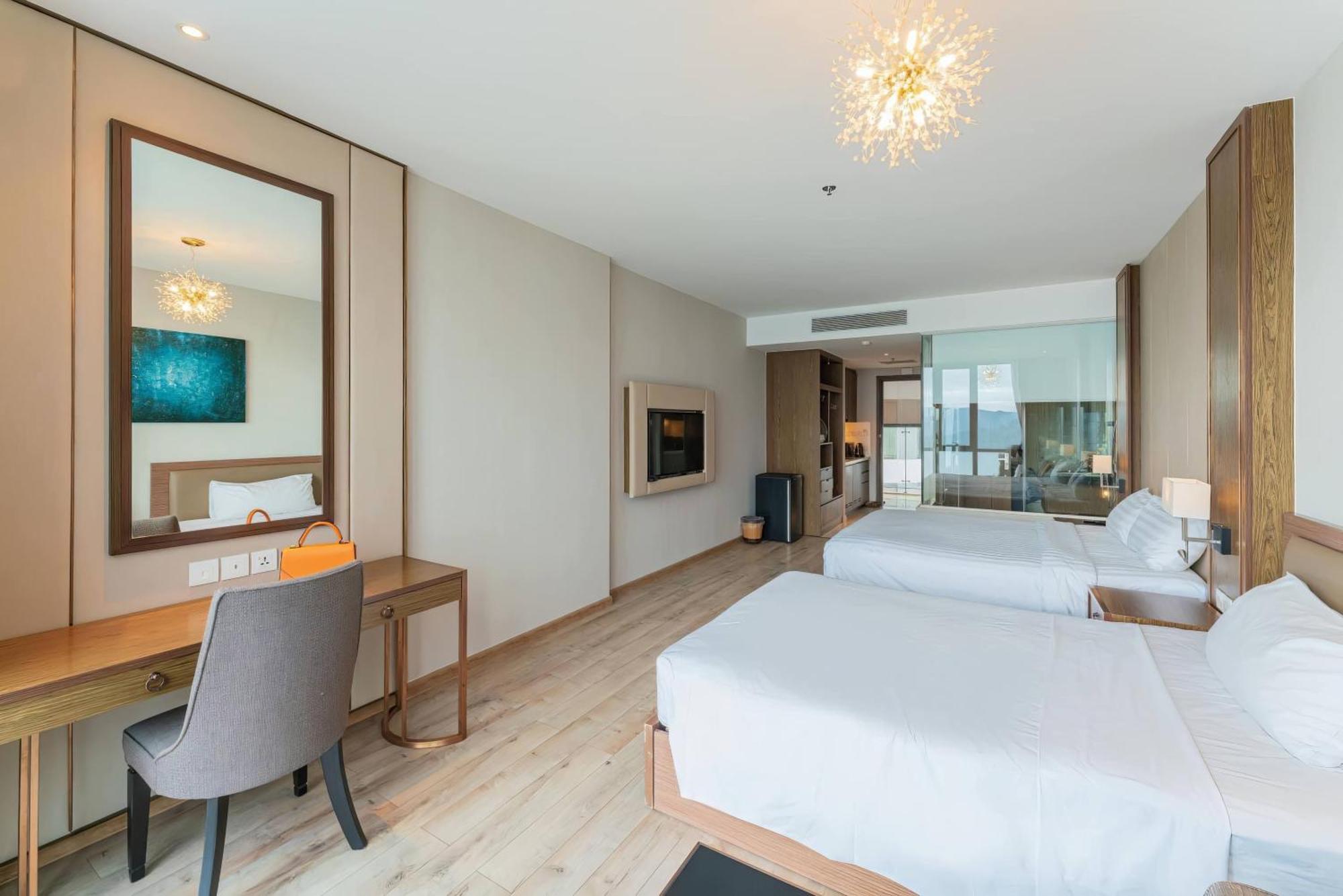 Coastal Panorama Oceanfront Suites Нячанг Экстерьер фото