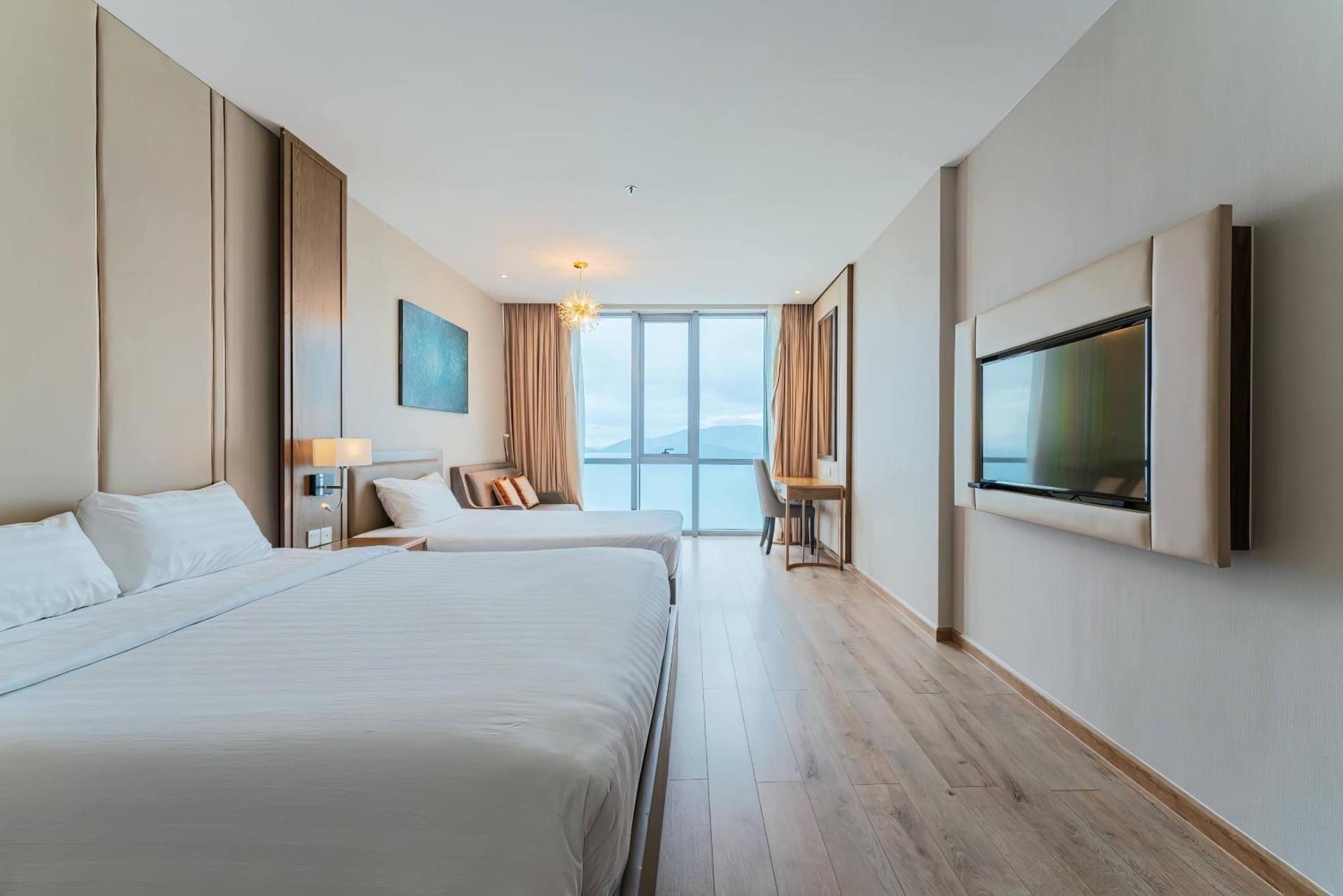 Coastal Panorama Oceanfront Suites Нячанг Экстерьер фото