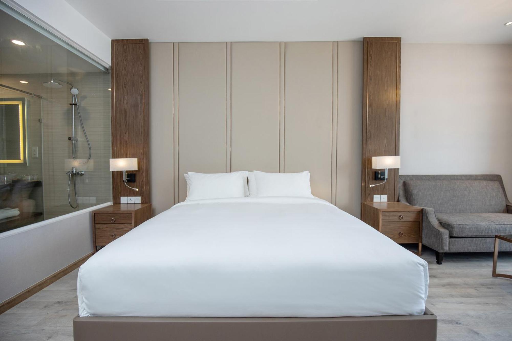 Coastal Panorama Oceanfront Suites Нячанг Экстерьер фото