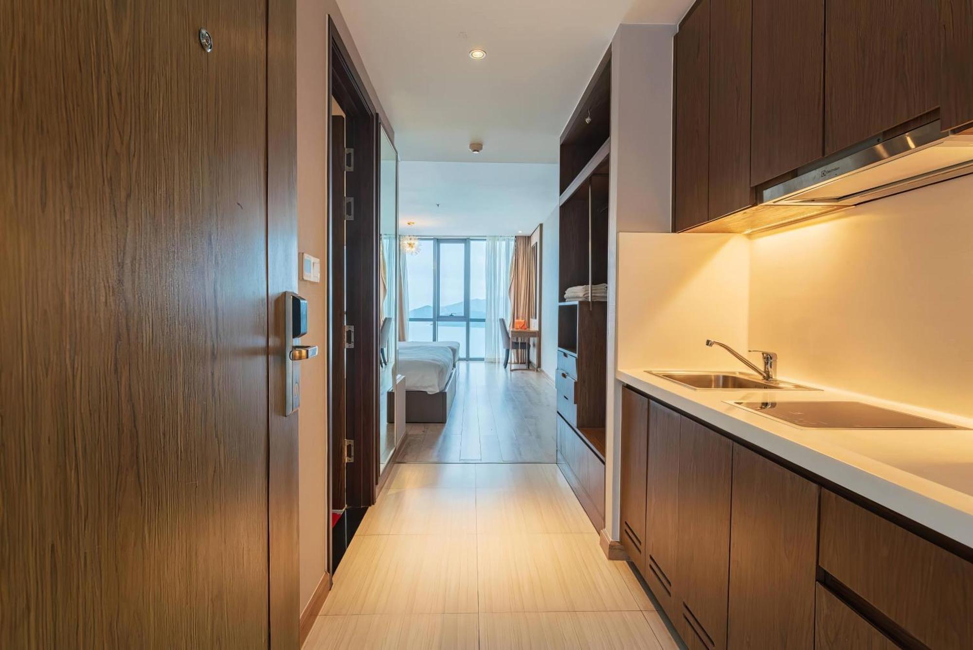 Coastal Panorama Oceanfront Suites Нячанг Экстерьер фото