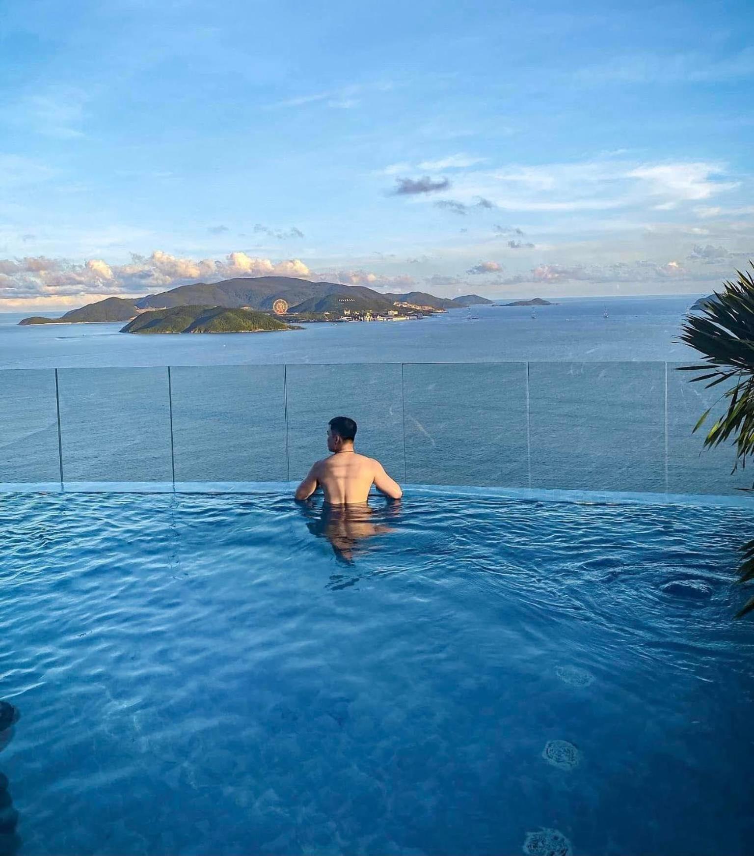 Coastal Panorama Oceanfront Suites Нячанг Экстерьер фото