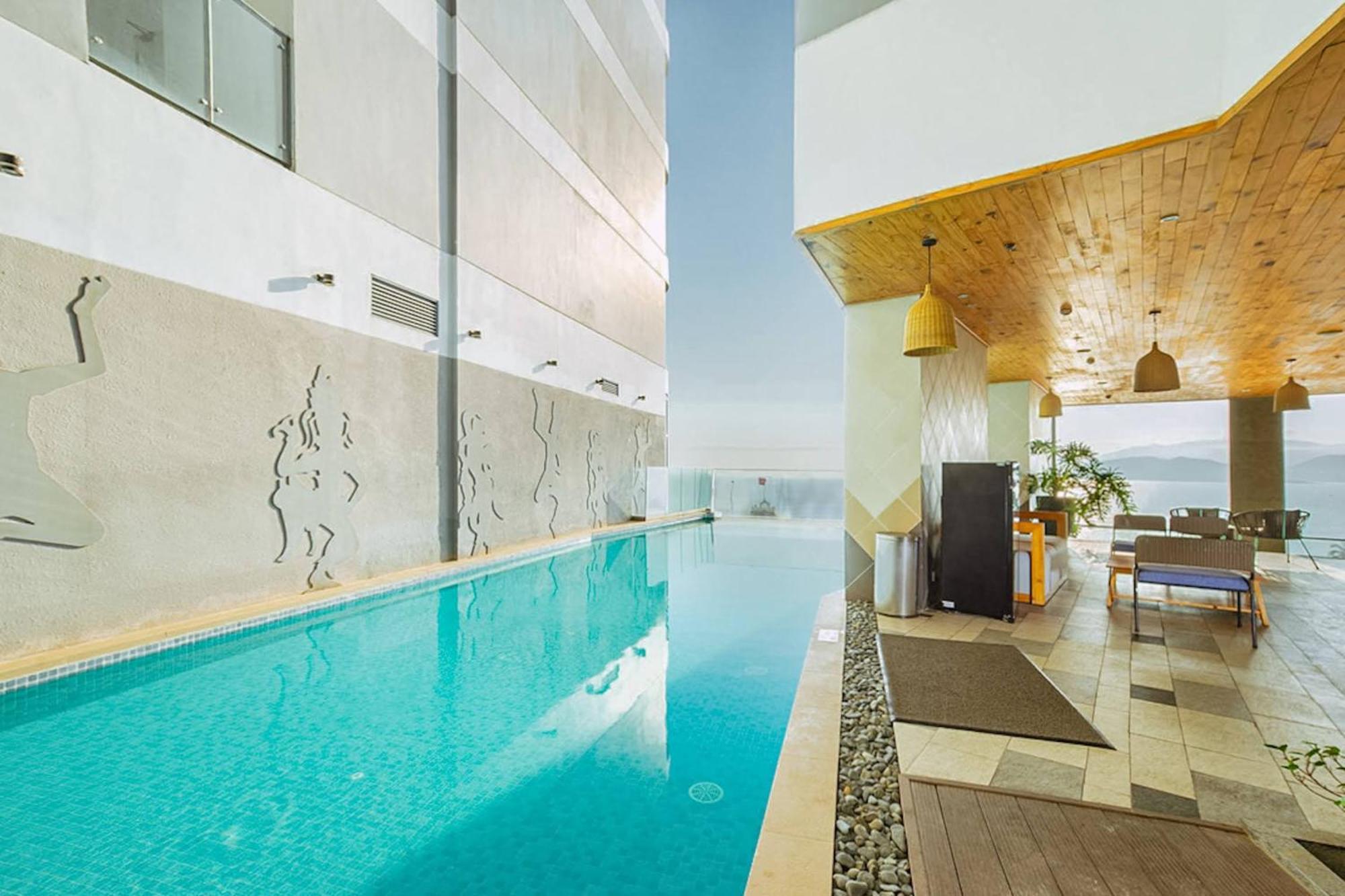 Coastal Panorama Oceanfront Suites Нячанг Экстерьер фото