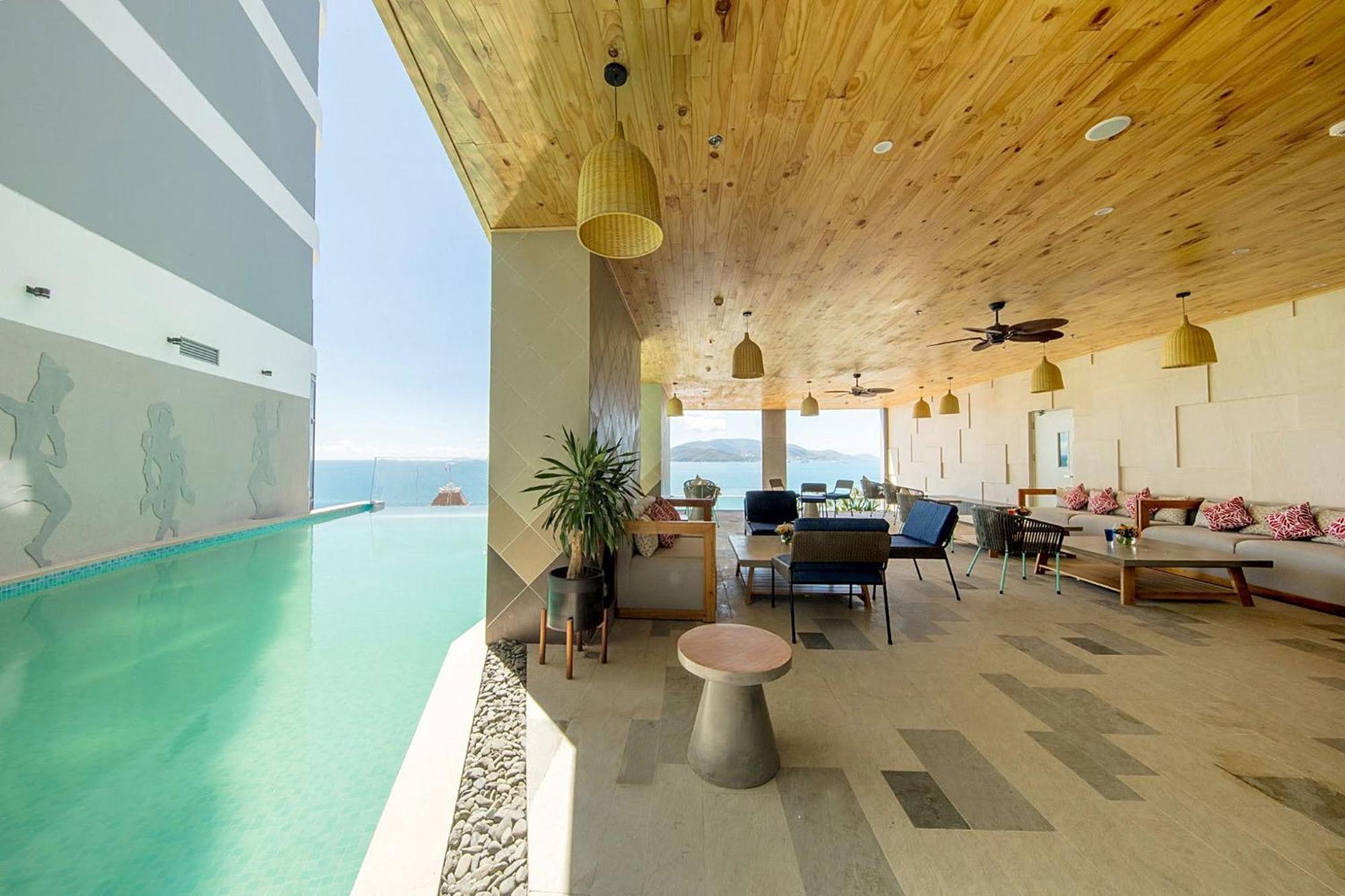 Coastal Panorama Oceanfront Suites Нячанг Экстерьер фото