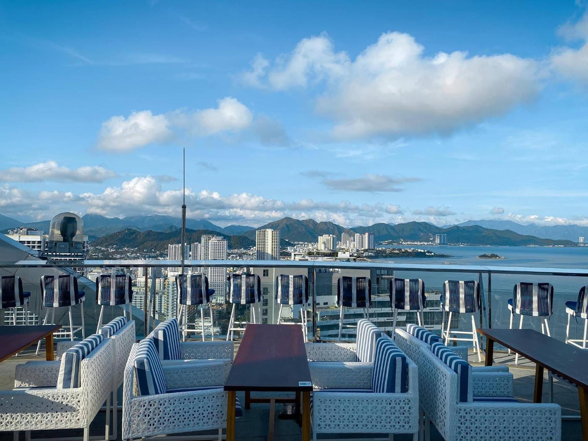 Coastal Panorama Oceanfront Suites Нячанг Экстерьер фото