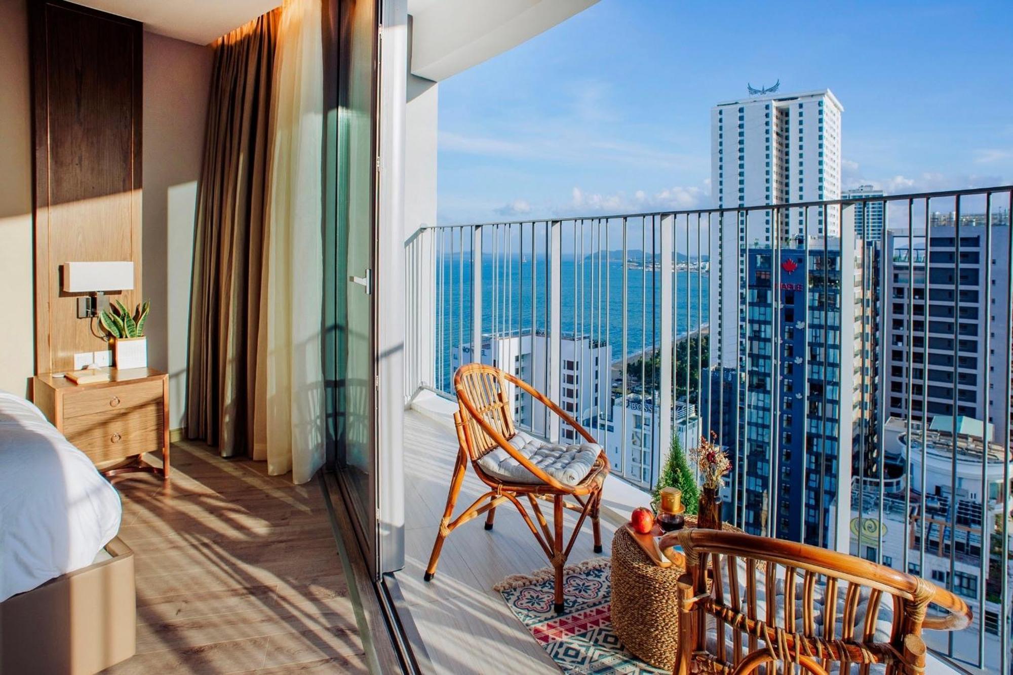 Coastal Panorama Oceanfront Suites Нячанг Экстерьер фото