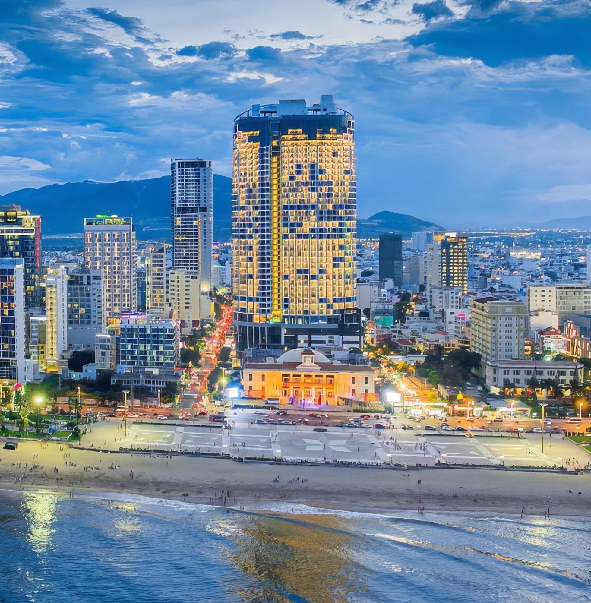 Coastal Panorama Oceanfront Suites Нячанг Экстерьер фото