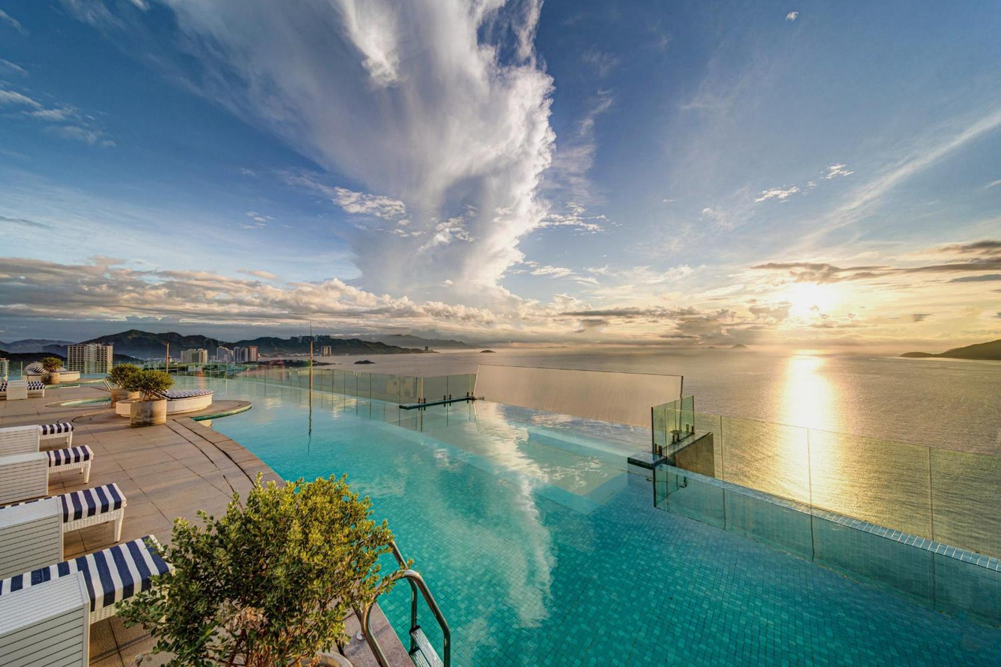 Coastal Panorama Oceanfront Suites Нячанг Экстерьер фото